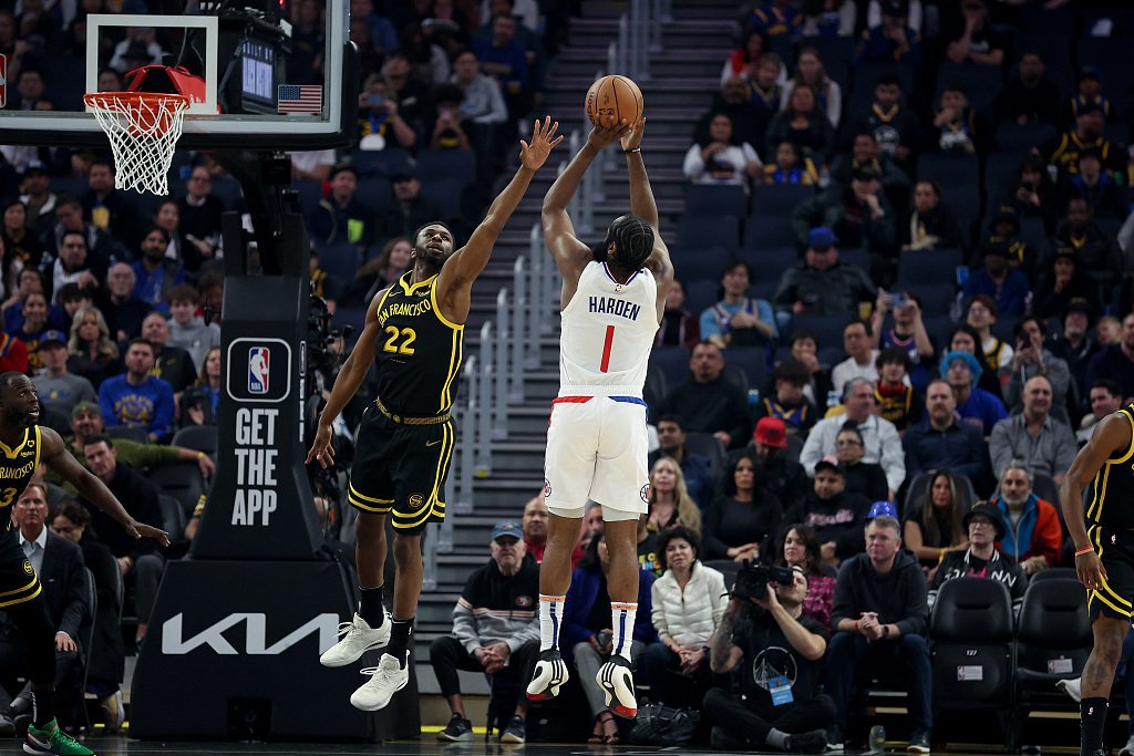 James Harden (#1) of the Los Angeles Clippers shoots in the game against the Golden State Warriors at the Chase Center in San Francisco, California, February 14, 2024. /CFP