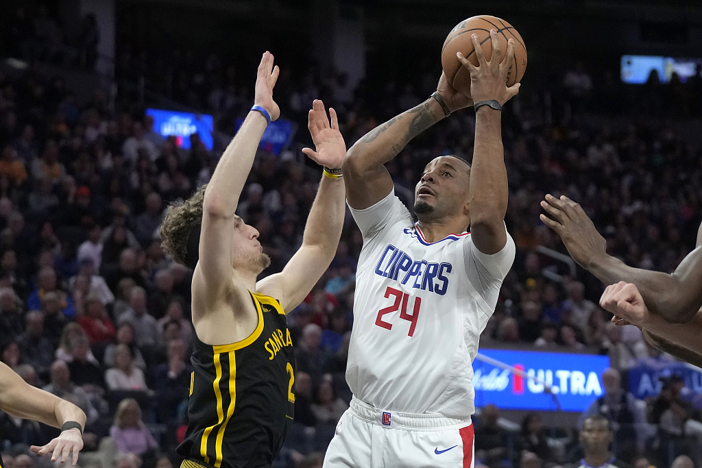 Norman Powell (#24) of the Los Angeles Clippers shoots in the game against the Golden State Warriors at the Chase Center in San Francisco, California, February 14, 2024. /CFP