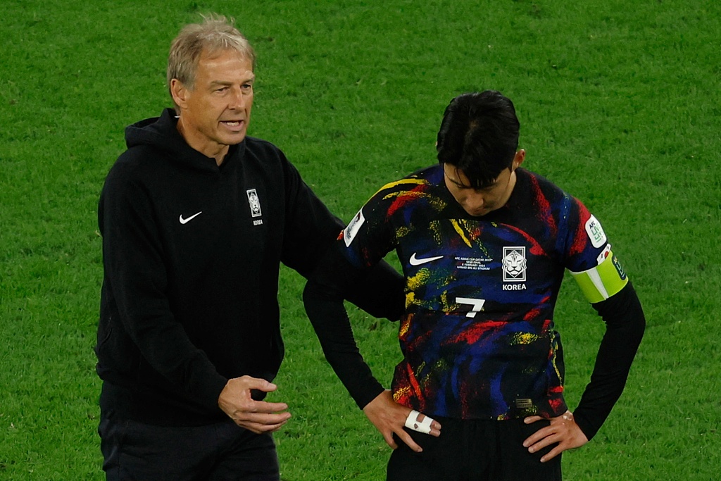 Jurgen Klinsmann (L), manager of South Korea, talks to his player Son Heung-min during the Asian Football Confederation Asian Cup semifinals against Jordan at the Ahmad Bin Ali Stadium in Al-Rayyan, Qatar, February 6, 2024. /CFP