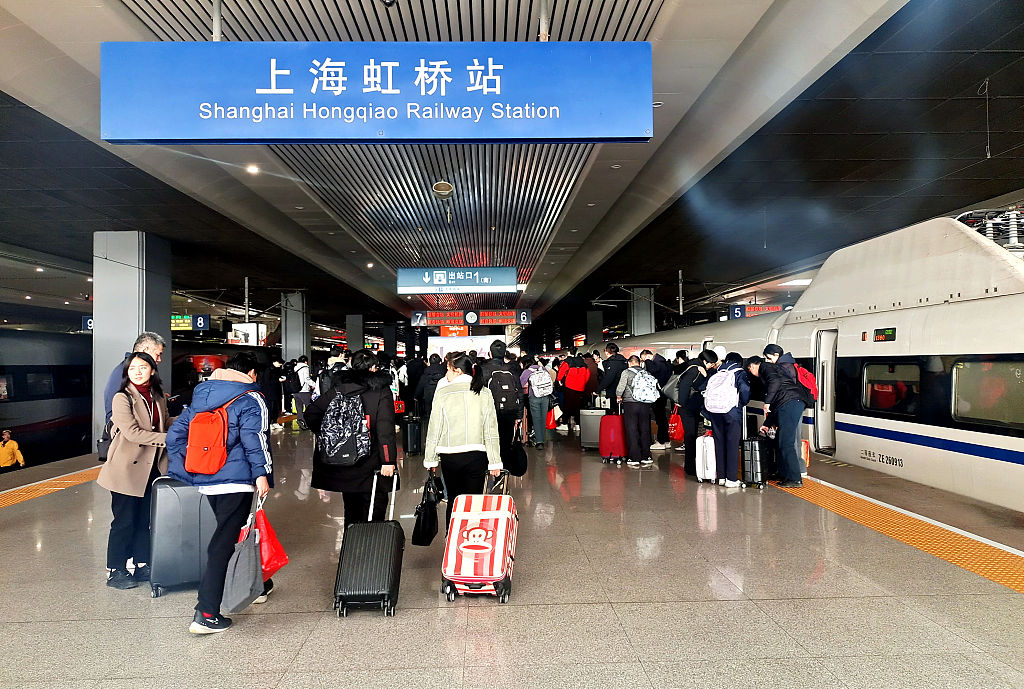 Hongqiao Railway Station ushers in a large flow of passengers returns, Shanghai, February 14, 2024. /CFP