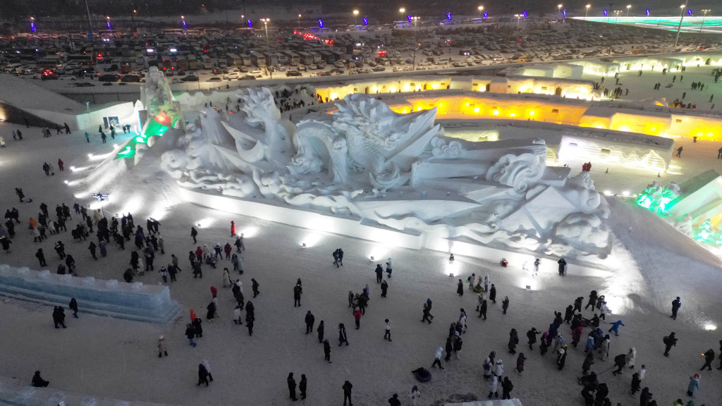 A bird's-eye view photo shows tourists at Harbin Ice and Snow World in Harbin, Heilongjiang Province, February 14, 2024. /CFP