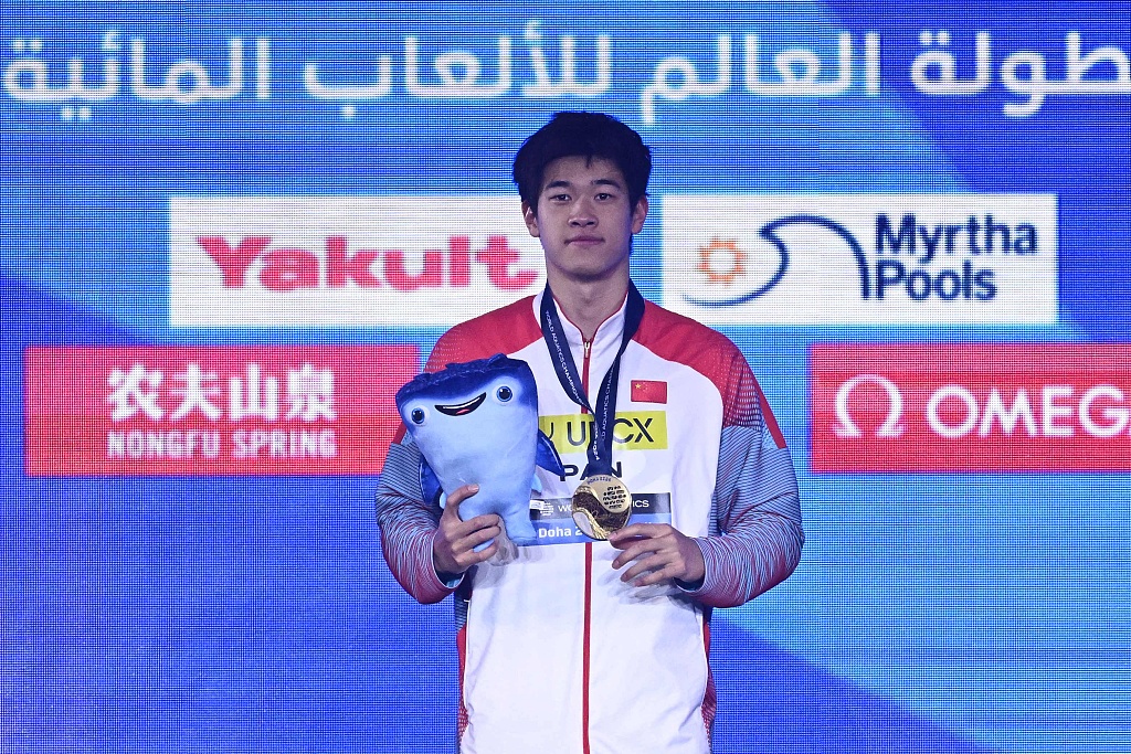 Pan Zhanle of China poses with the men's 100-meter freestyle gold medal after winning the event's final at the World Aquatics Championships in Doha, Qatar, February 15, 2024. /CFP