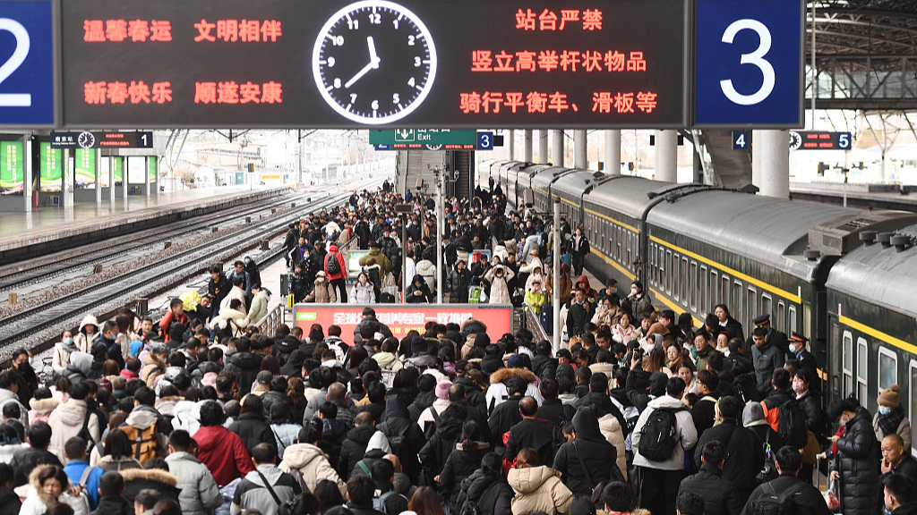 Passengers at Nanjing Railway Station, Nanjing City, east China's Jiangsu Province, February 14, 2024. /CFP