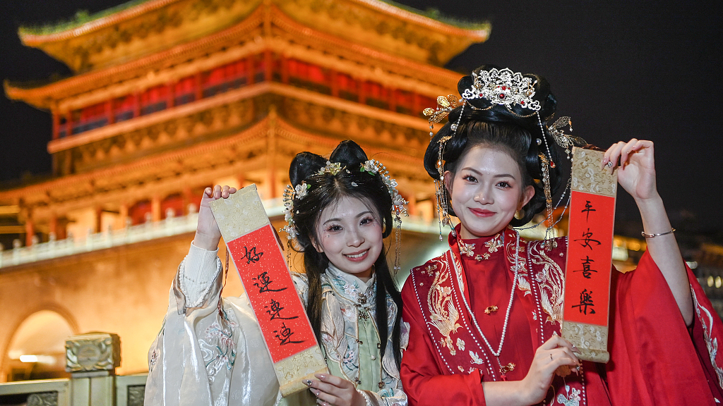 Two visitors pose for a photo in Xi'an City, northwest China's Shaanxi Province, January 14, 2024. /CFP