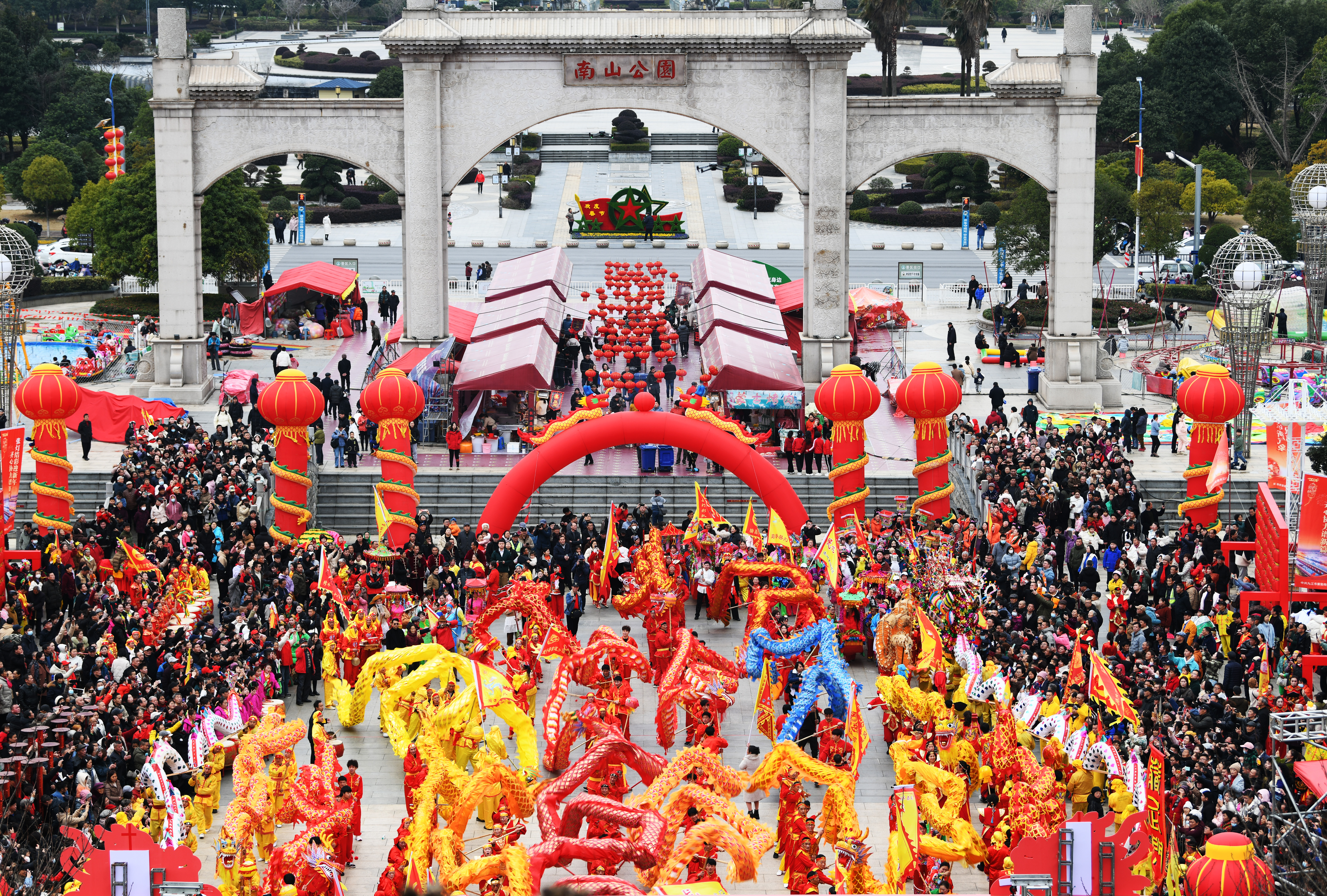 Lion and dragon dance performances attract many visitors at Nanshan Park in Jiujiang, east China's Jiangxi Province, on February 15, 2024. /IC