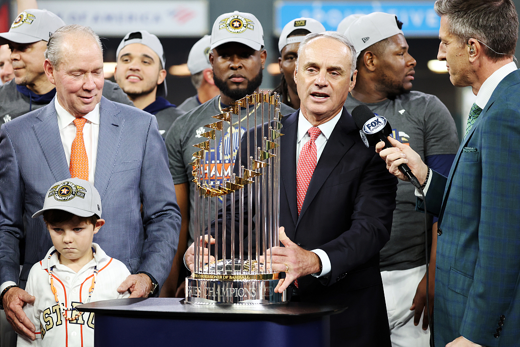 Rob Manfred (R2), commissioner of the Major League Baseball, is about to grant the Commissioners Trophy to the World Series champions Houston Astros at Minute Maid Park in Houston, Texas, November 5, 2022. /CFP 