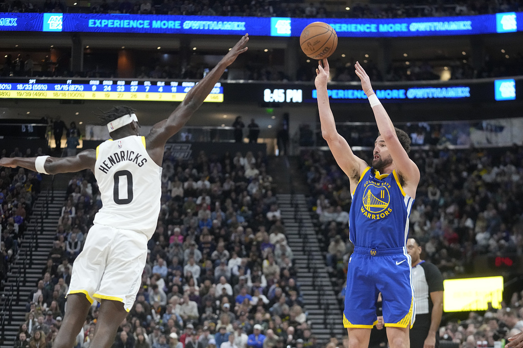 Klay Thompson (R) of the Golden State Warriors shoots in the game against the Utah Jazz at Delta Center in Salt Lake City, Utah, February 15, 2024. /CFP