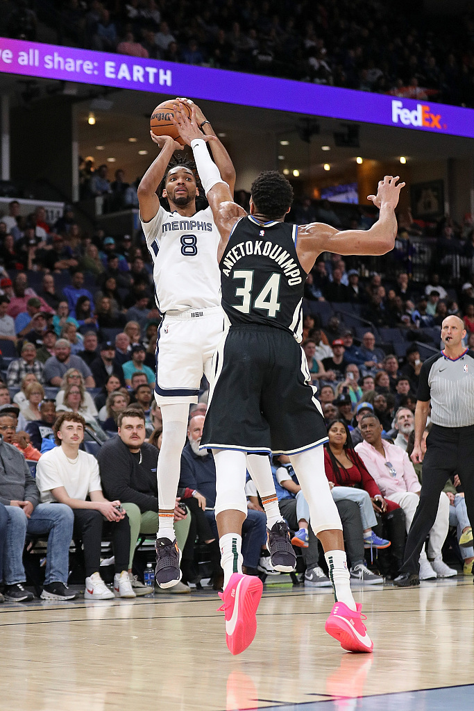Ziaire Williams (#8) of the Memphis Grizzlies shoots in the game against the Milwaukee Bucks at FedExForum in Memphis, Tennessee, February 15, 2024. /CFP