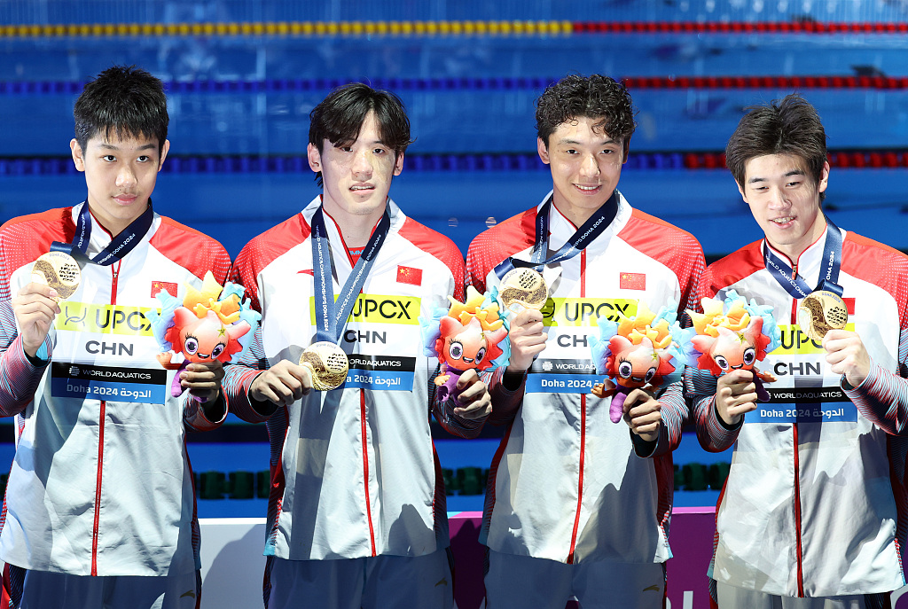 L-R: Zhang Zhanshuo, Wang Haoyu, Ji Xinjie and Pan Zhanle of China pose with the men's 4x200-meter freestyle relay gold medals after winning the event at the World Aquatics Championships in Doha, Qatar, February 16, 2024. /CFP