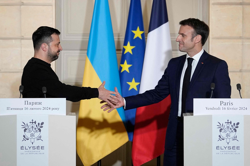 Ukrainian President Volodymyr Zelenskyy (L) and French President Emmanuel Macron shake hands after a press conference in Paris, France, February 16, 2024. /CFP