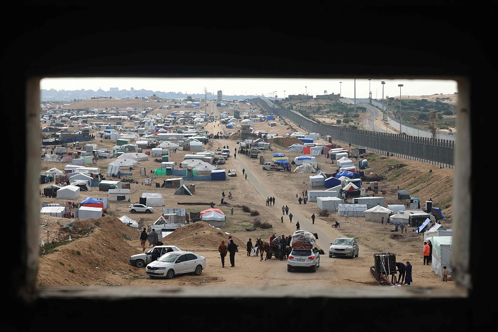 Displaced Palestinians camp near the border fence between Gaza and Egypt in Rafah, southern Gaza Strip, February 16, 2024. /CFP