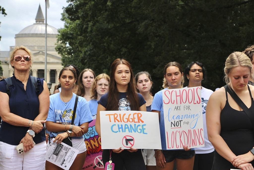 Students hold protest signs during a gun safety rally following a fatal shooting on the University of North Carolina at Chapel Hill campus, North Carolina, U.S., August 30, 2023. /CFP 