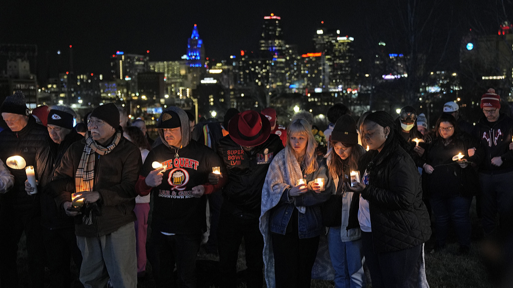 People attend a candlelight vigil for victims of a shooting at a Kansas City Chiefs Super Bowl victory rally in Kansas City, Missouri, U.S., February 15, 2024. /CFP