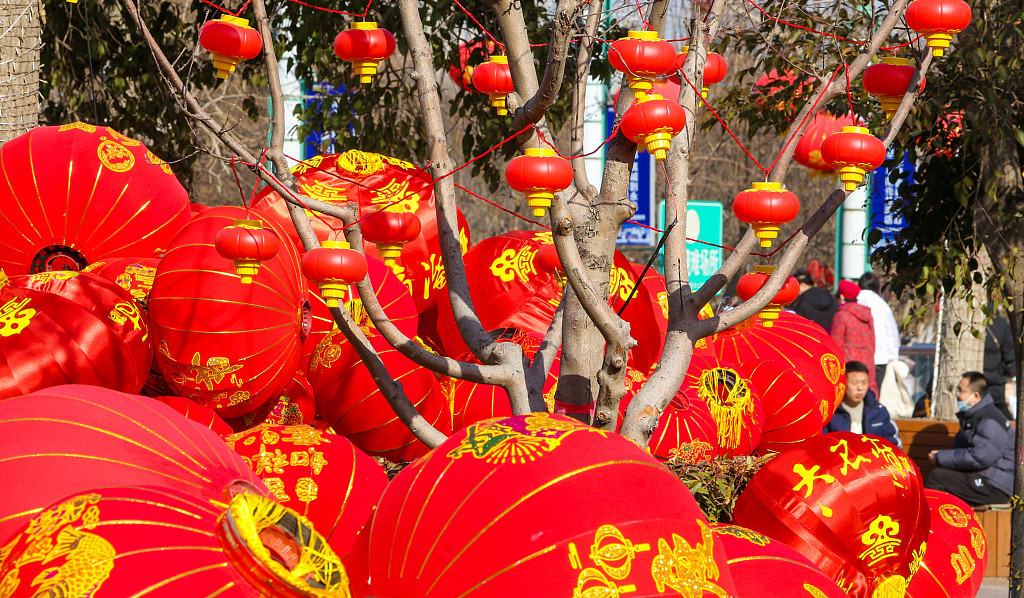 Red lanterns are spotted decorating Longhu Park in Handan City, Hebei Province on February 16, 2024. /CFP