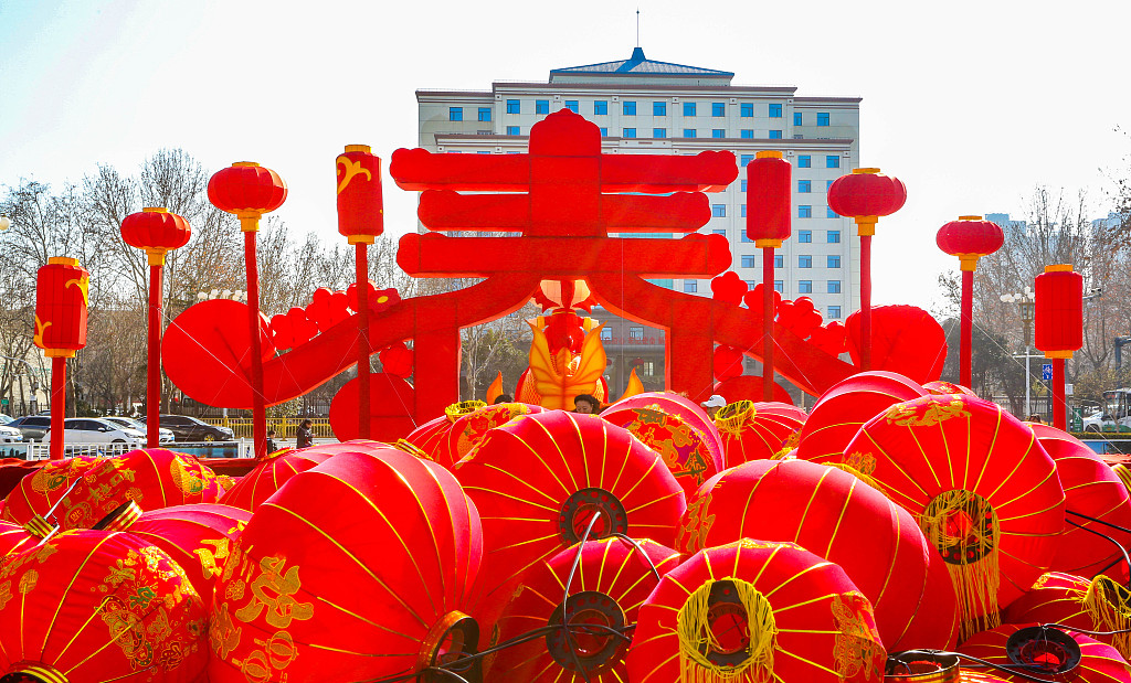 Red lanterns are spotted decorating Longhu Park in Handan City, Hebei Province on February 16, 2024. /CFP