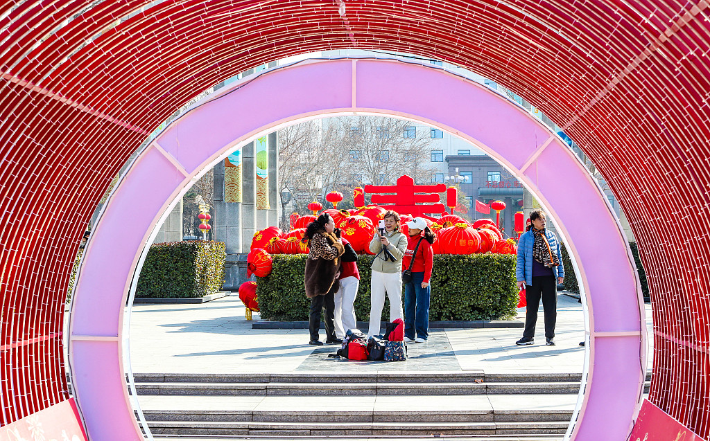 Red lanterns are spotted decorating Longhu Park in Handan City, Hebei Province on February 16, 2024. /CFP