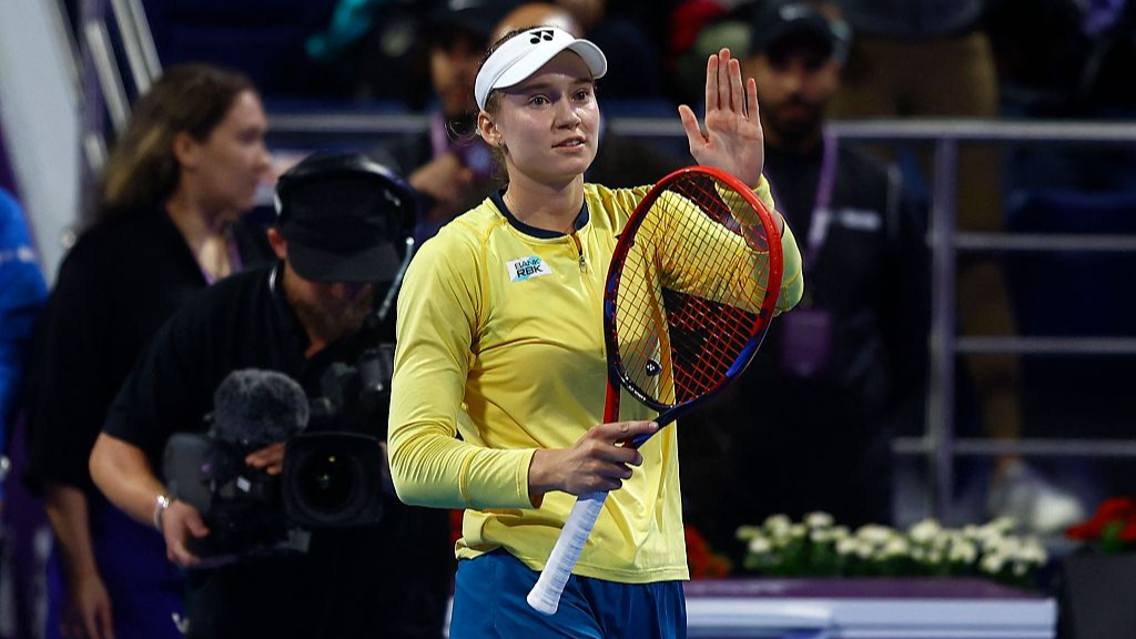 Elena Rybakina gestures to spectators after winning the Qatar Open semifinal round in Doha, Qatar, February 16, 2024. /CFP