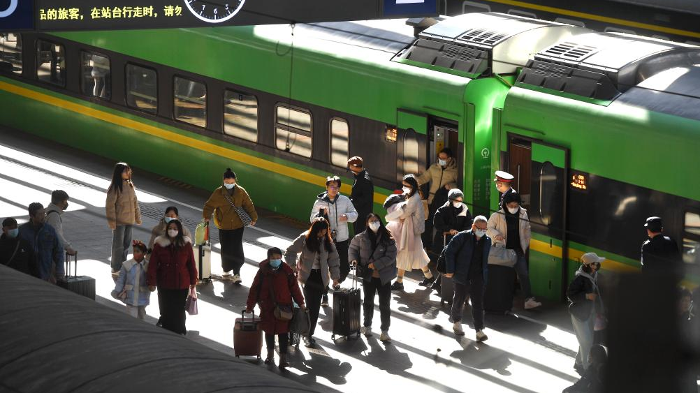Travelers arrive at Nanjing Railway Station in Nanjing, east China's Jiangsu Province, February 16, 2024. /Xinhua