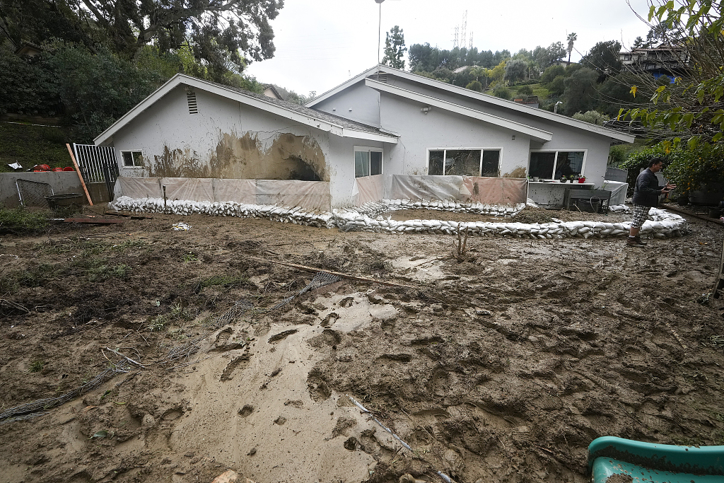 A resident looks at the damage created by a mudslide on his backyard after rainfall in Hacienda Heights, California, February 7, 2024. /CFP