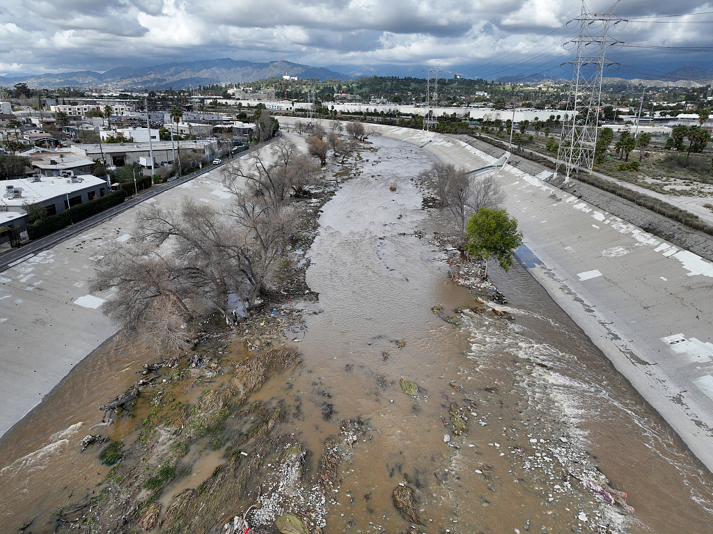 Water flows down the Los Angeles River amid a break in heavy atmospheric river storms in Los Angeles, California, the U.S., February 7, 2024. /CFP