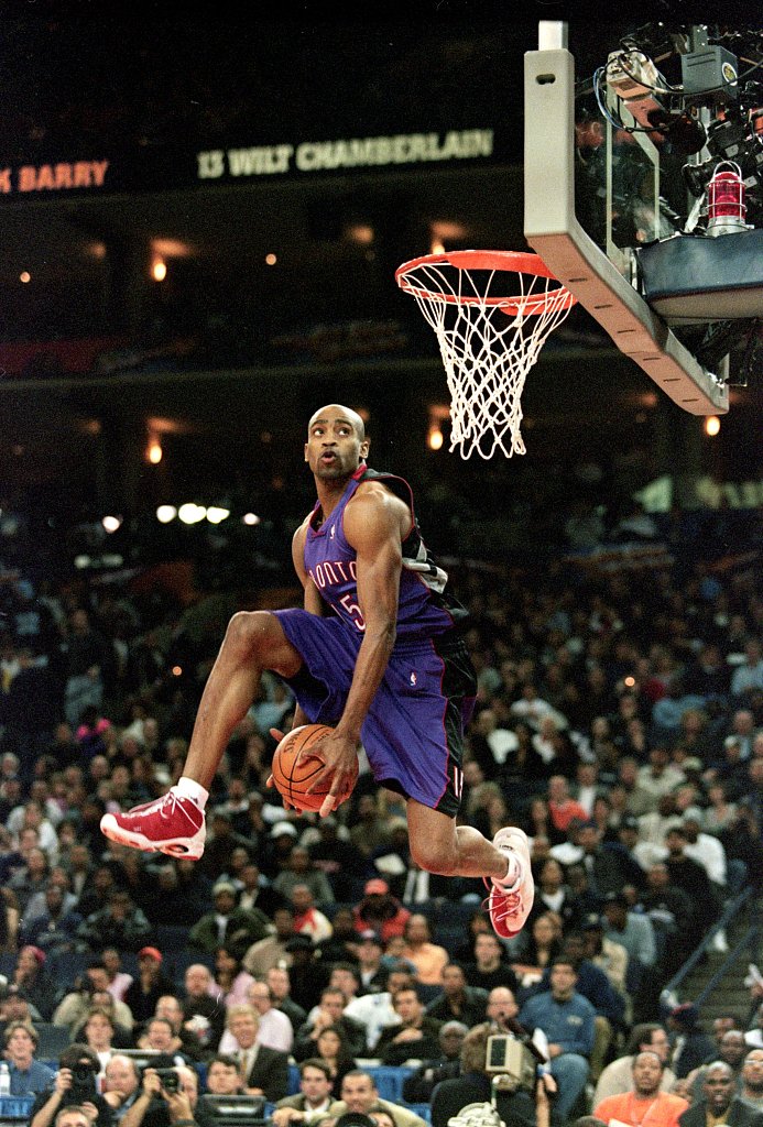 Vince Carter of the Toronto Raptors competes in the NBA All-Star Slam Dunk Contest at the Oakland Arena, then known as The Arena in Oakland, California, February 13, 2000. /CFP