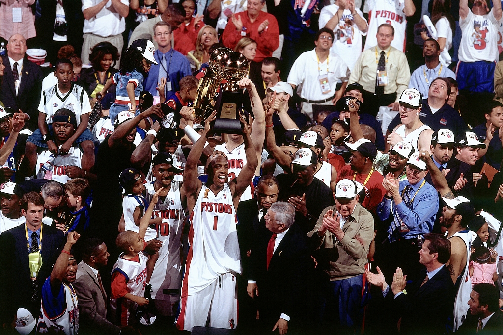 Chauncey Billups (#1) of the Detroit Pistons lifts the NBA Finals Most Valuable Player trophy after winning the series 4-1 over the Los Angeles Lakers at The Palace of Auburn Hills in Auburn Hills, Michigan, June 15, 2004. /CFP