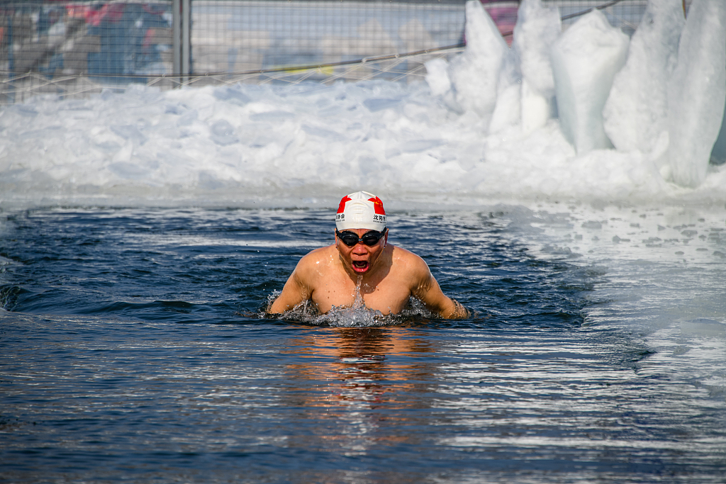 A winter swimmer takes a plunge into icy water in Shenyang, Liaoning Province, February 16, 2024. /CFP