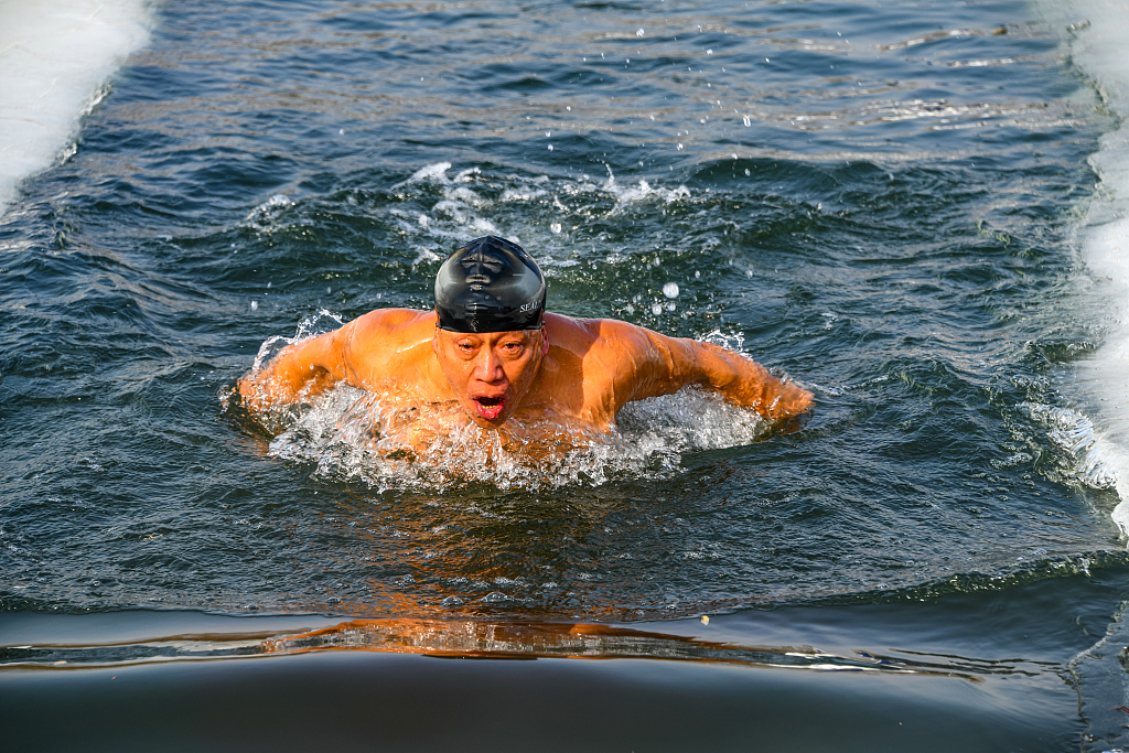 A winter swimmer takes a plunge into icy water in Shenyang, Liaoning Province, February 16, 2024. /CFP