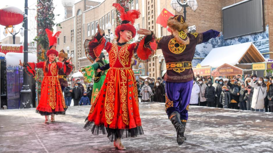 Performers dance at the grand bazaar in Urumqi, northwest China's Xinjiang Uygur Autonomous Region, January 23, 2023. /Xinhua