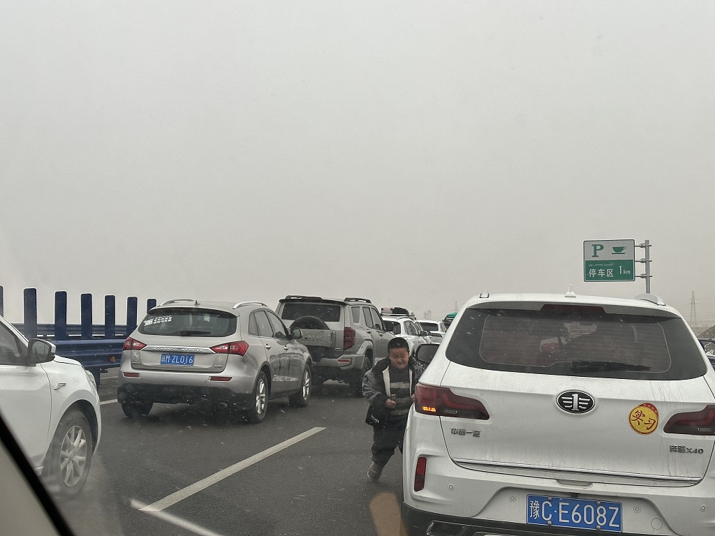 On February 17, 2024, due to the impact of the cold wave, the G0612 expressway was closed. Tourists returning to Xinjiang Uygur Autonomous Region found themselves stranded in the Mangya City of Haixi Mongol and Tibetan Autonomous Prefecture in northwest China's Qinghai Province. /CFP
