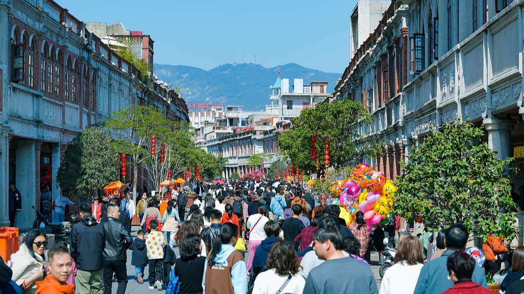 Tourists crowd Zhongshan Road in the ancient city of Quanzhou, Fujian Province, February 12. /CFP