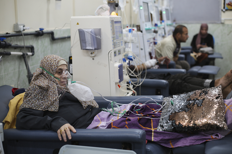 Palestinians receive dialysis treatment in a hospital in Rafah, Gaza Strip, January 20, 2024. /CFP