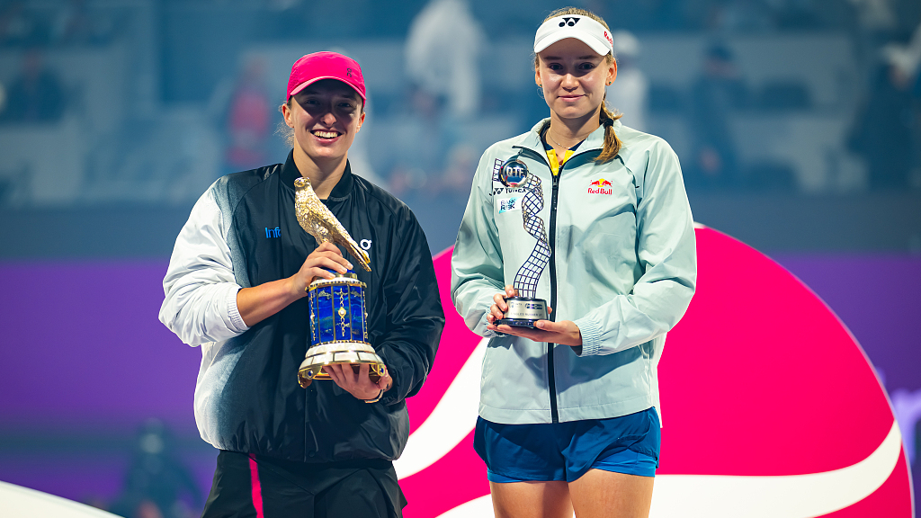 Iga Swiatek (L) and Elena Rybakina celebrate with their trophies at the Qatar Open in Doha, Qatar, February 17, 2024. /CFP