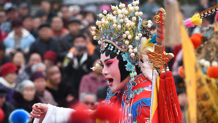 Traditional Chinese opera performance draws crowds - CGTN