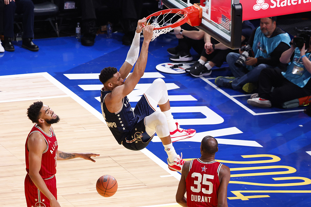 Giannis Antetokounmpo (C) of the Eastern Conference Team dunks in the NBA All-Star Game against the Western Conference Team at Gainbridge Fieldhouse in Indianapolis, Indiana, February 18, 2024. /CFP