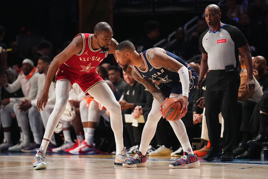 Kevin Durant (L) of the Western Conference Team guards Damian Lillard of the Eastern Conference Team in the NBA All-Star Game at Gainbridge Fieldhouse in Indianapolis, Indiana, February 18, 2024. /CFP