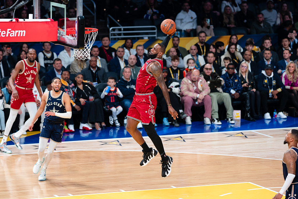 LeBron James (C) of the Western Conference Team dunks in the NBA All-Star Game against the Eastern Conference Team at Gainbridge Fieldhouse in Indianapolis, Indiana, February 18, 2024. /CFP