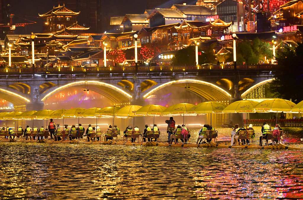 Visitors enjoy night views of Xuan'en County, Hubei Province from bamboo rafts on the Gongshui River on February 15, 2024. /CFP