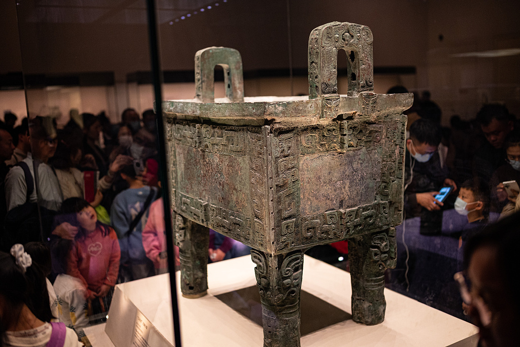 Visitors admire the Houmuwu square cauldron (ding) at the National Museum of China in Beijing on February 14, 2024. /CFP
