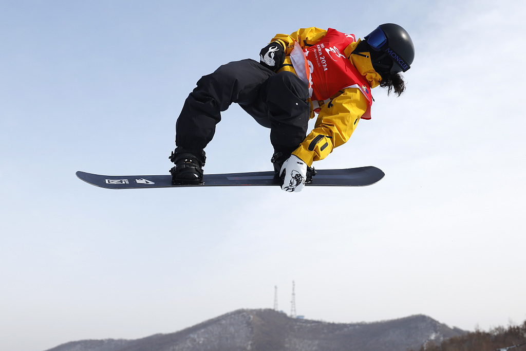 Cai Xuetong competes in the snowboarding women's halfpipe final at the National Winter Games in north China's Inner Mongolia Autonomous Region, February 17, 2024. /CFP