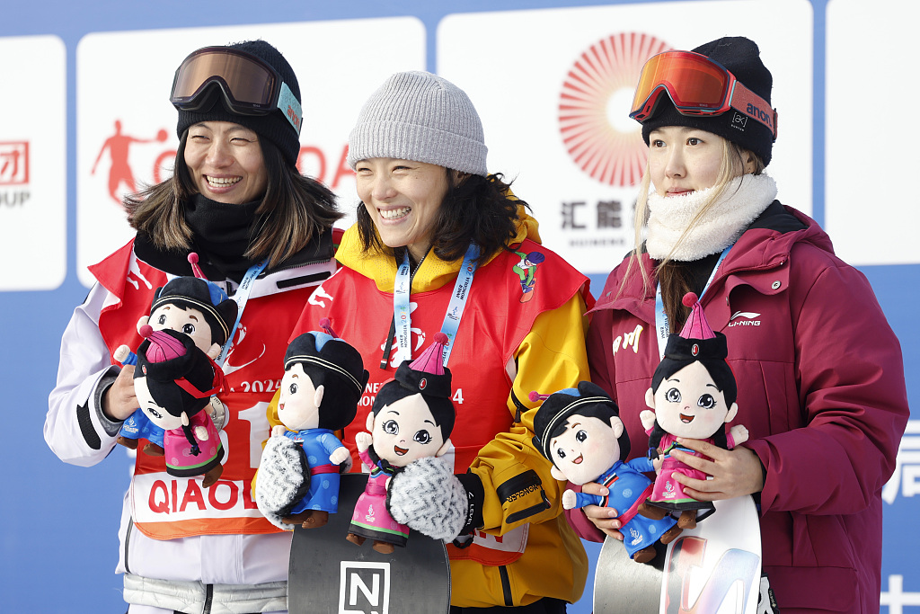 Cai Xuetong (C) poses with the snowboarding women's halfpipe gold medal after winning it at the National Winter Games in north China's Inner Mongolia Autonomous Region, February 17, 2024. /CFP