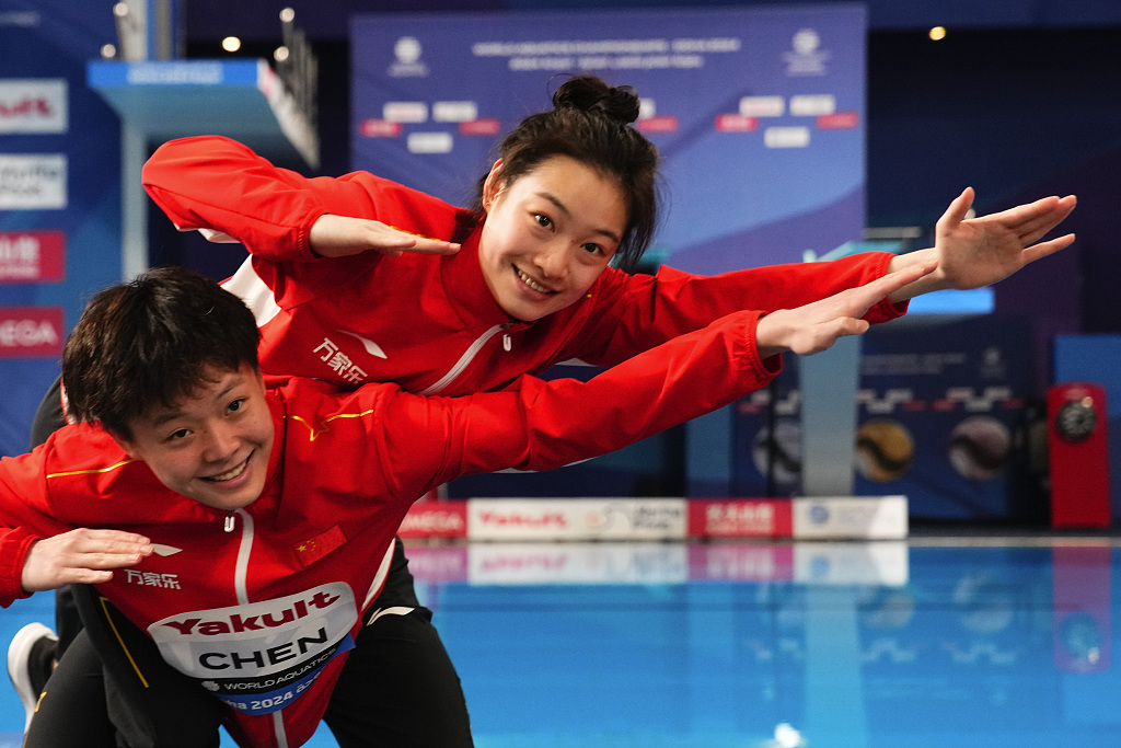 China's Chang Yani (R) and Chen Yiwen celebrate after winning the gold and silver respectively during the women's 3m springboard diving final at the World Aquatics Championships in Doha, Qatar, February 9, 2024. /CFP