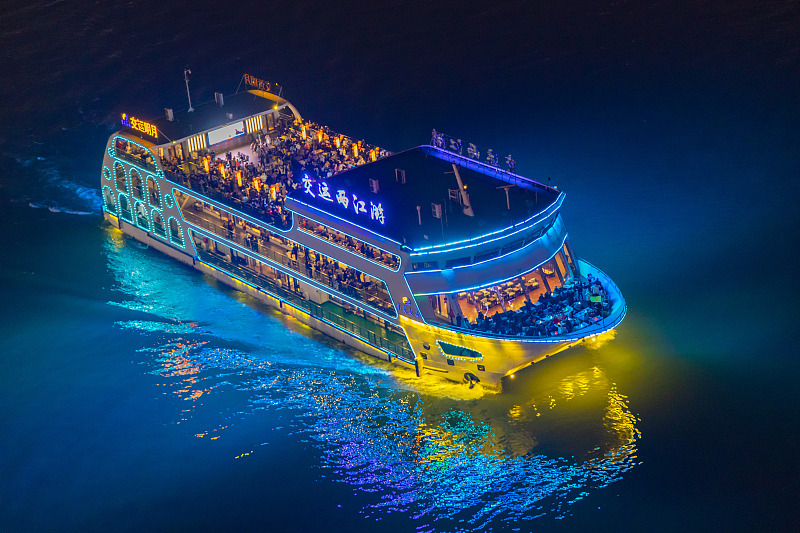 An illuminated boat cruises along the river near the Hongya Cave scenic spot in southwest China's Chongqing Municipality, February 18, 2024. /CFP