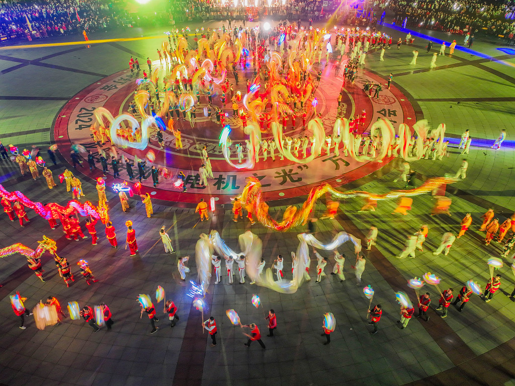 Performers showcase their dragon and lion dances during a lantern fair in Jianghua Yao Autonomous County, Hunan Province on February 18, 2024. /CFP