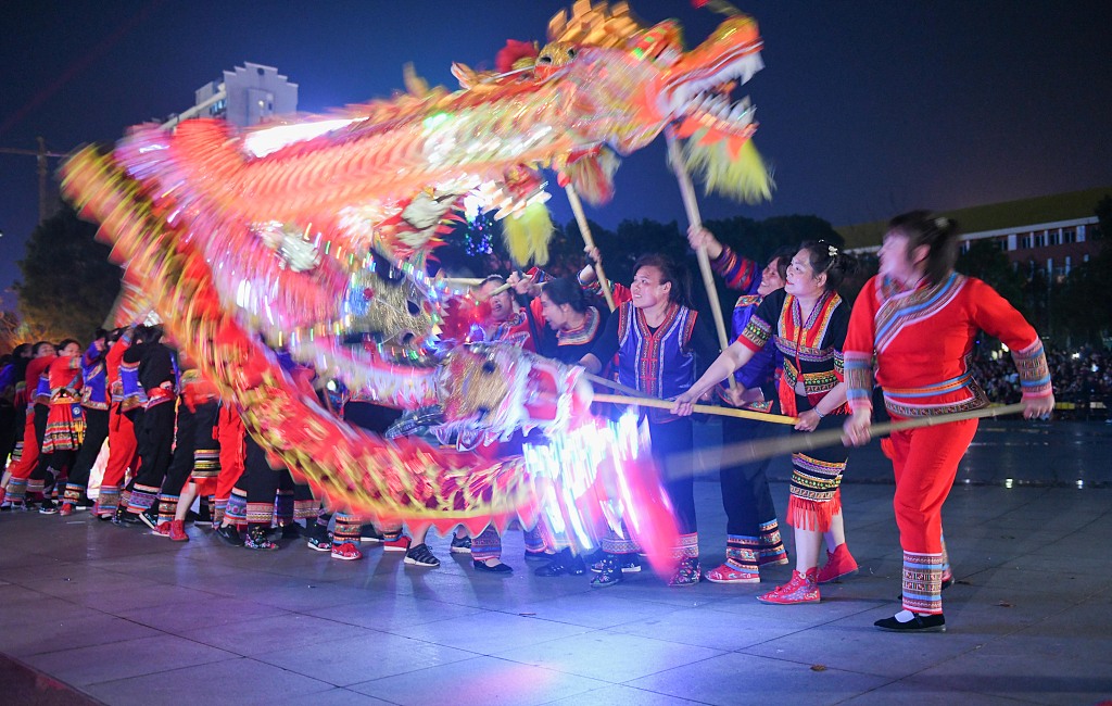 Performers demonstrate their dragon dance skills during a lantern fair in Jianghua Yao Autonomous County, Hunan Province on February 18, 2024. /CFP