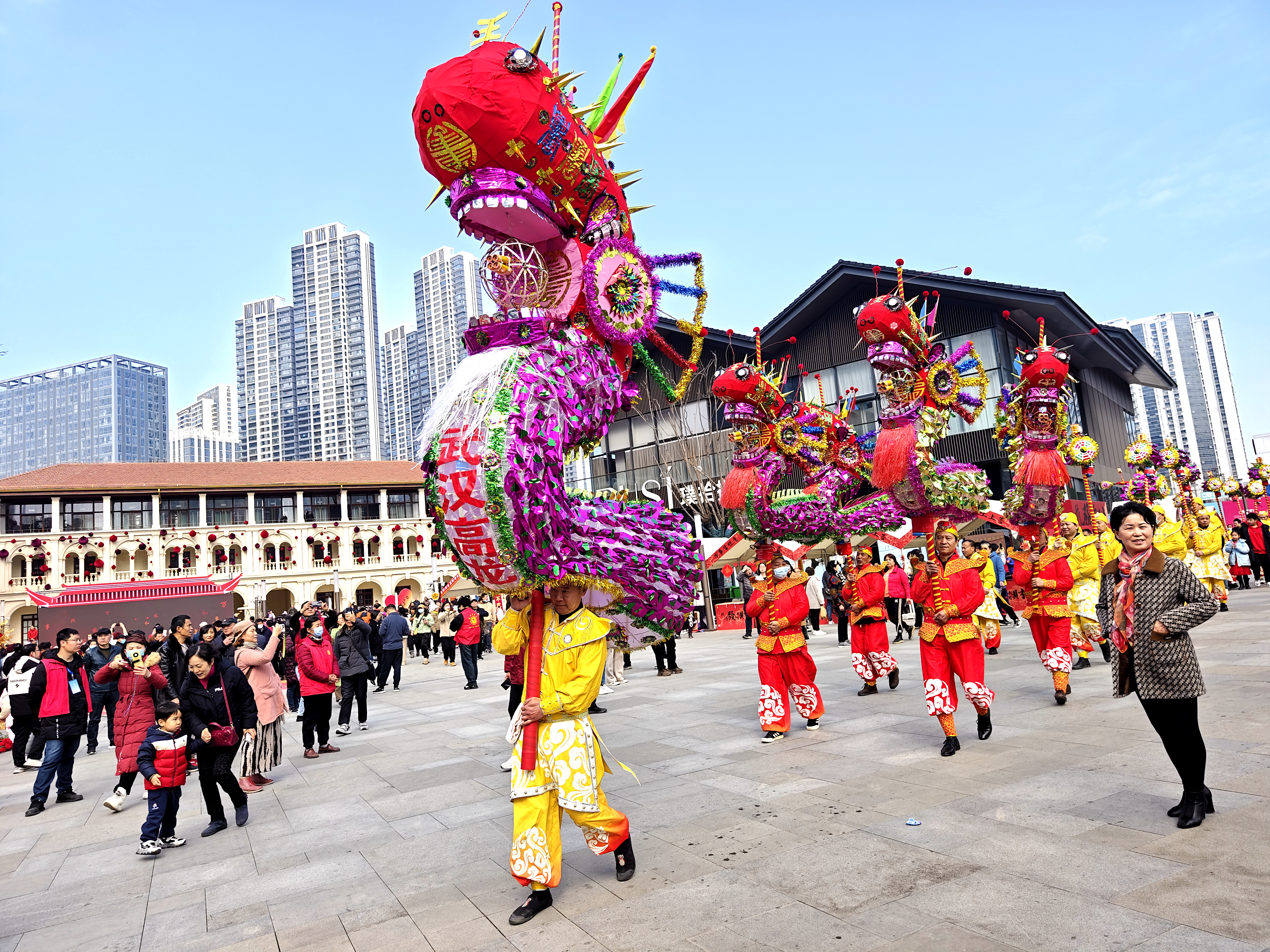 Performers present the Gaolong dance, a kind of dragon dance popular in the Hanyang District of Wuhan, during the 22nd Guiyuan Temple Fair in Wuhan, central China's Hubei Province on February 17, 2024. /IC