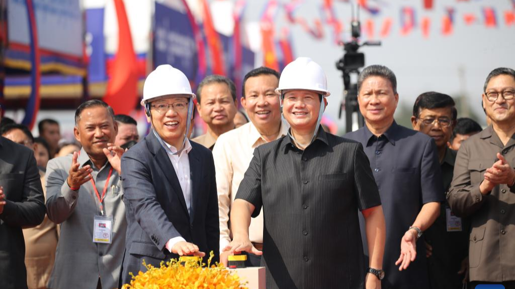 Cambodian Prime Minister Hun Manet (Front-R) and Chinese Ambassador to Cambodia Wang Wentian (Front-L) attend the groundbreaking ceremony for the construction of the bridge across the Bassac River in Phnom Penh, Cambodia, February 19, 2024. /Xinhua