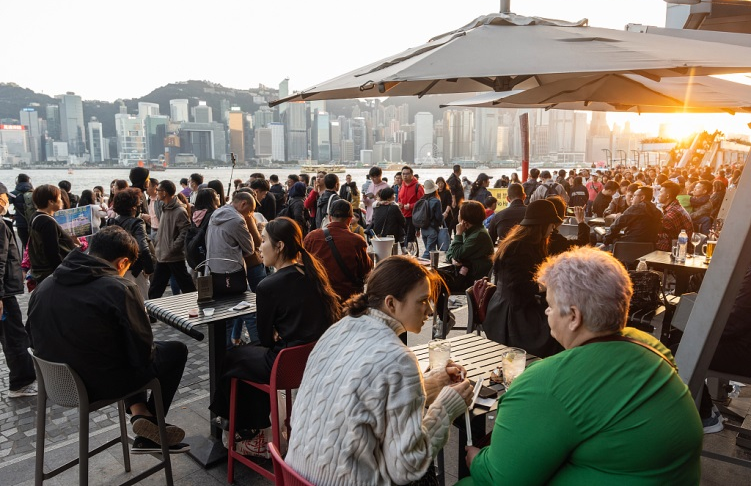 Customers dine at a restaurant along the Tsim Sha Tsui promenade during the Lunar New Year holiday in Hong Kong Special Administrative Region, south China, February 12, 2024. /CFP