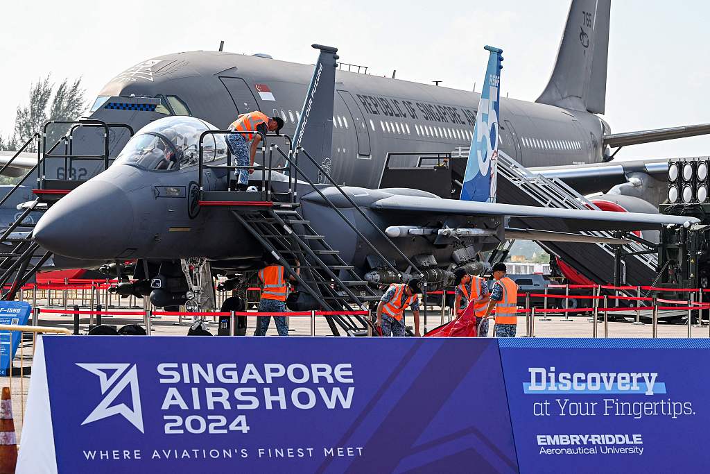 Staff members prepare a F-15 fighter jet of Singapore Air Force for display ahead of the Singapore Airshow 2024, Singapore, February 18, 2024. /CFP 