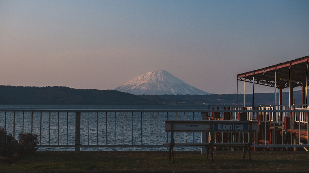 Scenery of Lake Toya and Mount Youtei, which is known as 